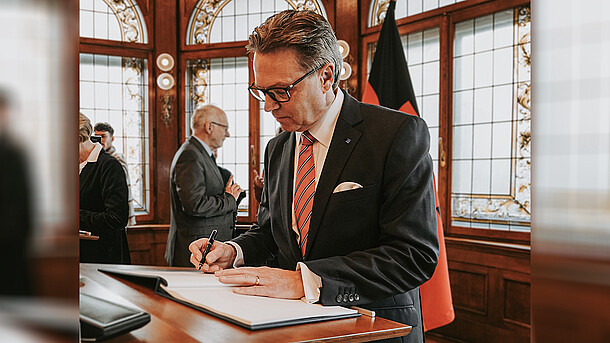 Prof. Dr. Volker Epping signs the university development agreement