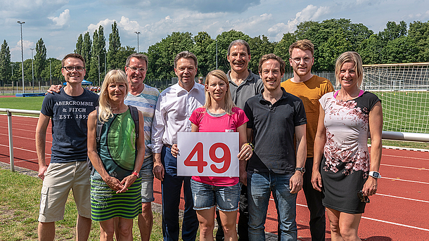Foto: Das Team "Durchlaufende Posten" mit Universitätspräsident Prof. Dr. Volker Epping