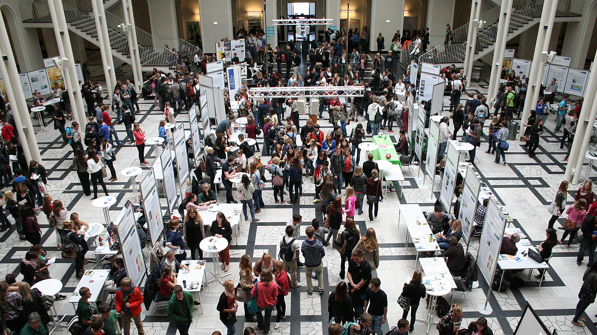HIT Besucher im Lichthof des Welfenschlosses