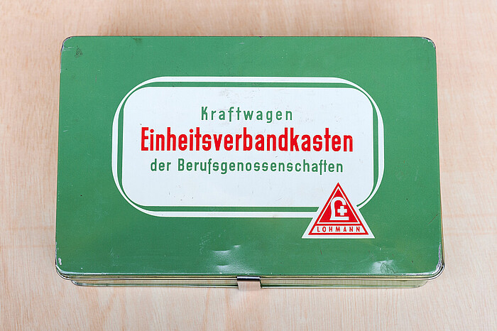 Alter Verbandkasten aus Metall