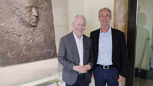 Prof. Dr. Jörg Kärger und Prof. Dr. Jürgen Caro stehen nebeneinander