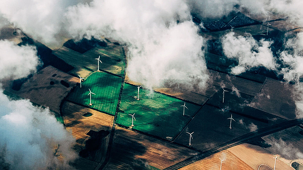 Luftaufnahme von Windrädern