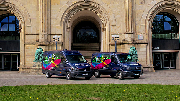 Zwei Kleinbusse des LeibnizLAB stehen vor dem Welfenschloss