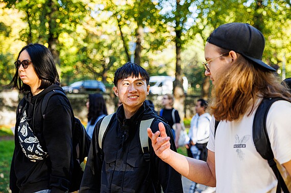 Student:innen am unterhalten und lachen