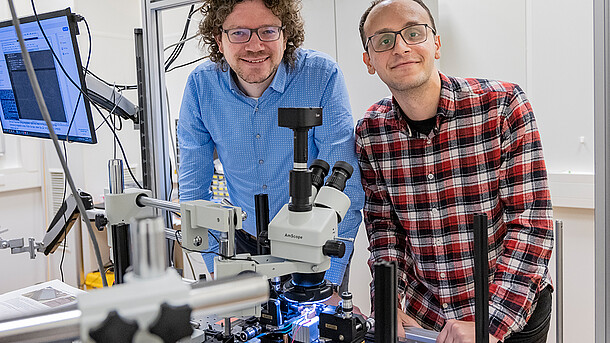 Prof. Dr. Michael Kues und Muhamed Sewidan im Laserlabor des Instituts für Photonik