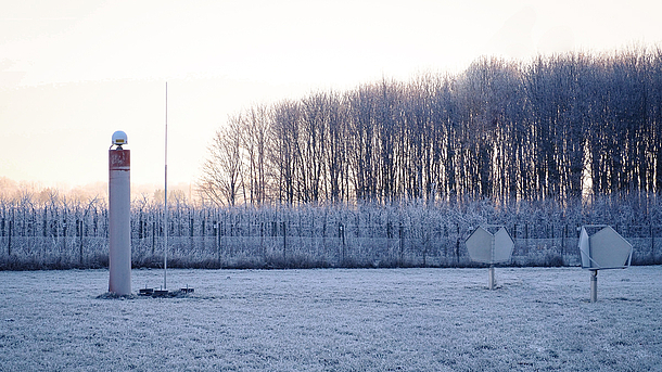 Foto des Vermessungspunkts in einer winterlichen Landschaft