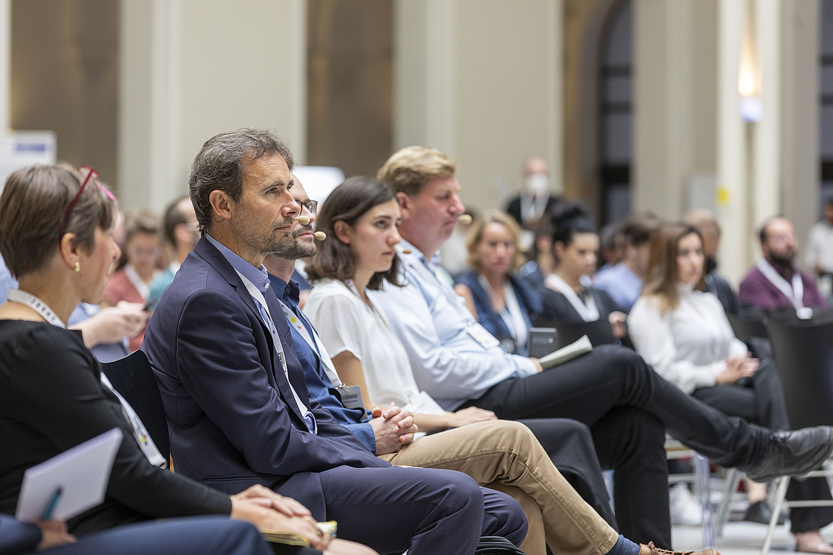 Besuchende des Open Science Festivals in den vorderen Sitzreihen