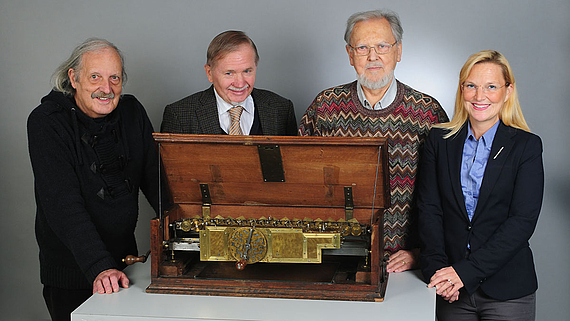 Franz-Otto Kopp, Klaus Badur, Erwin Stein und Ariane Walsdorf mit der Vier-Spezies-Rechenmaschine