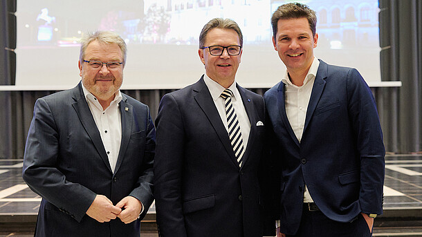 LUH-Präsident Prof. Dr. Volker Epping mit Hannovers Bürgermeister Thomas Hermann und Regionspräsident Steffen Krach