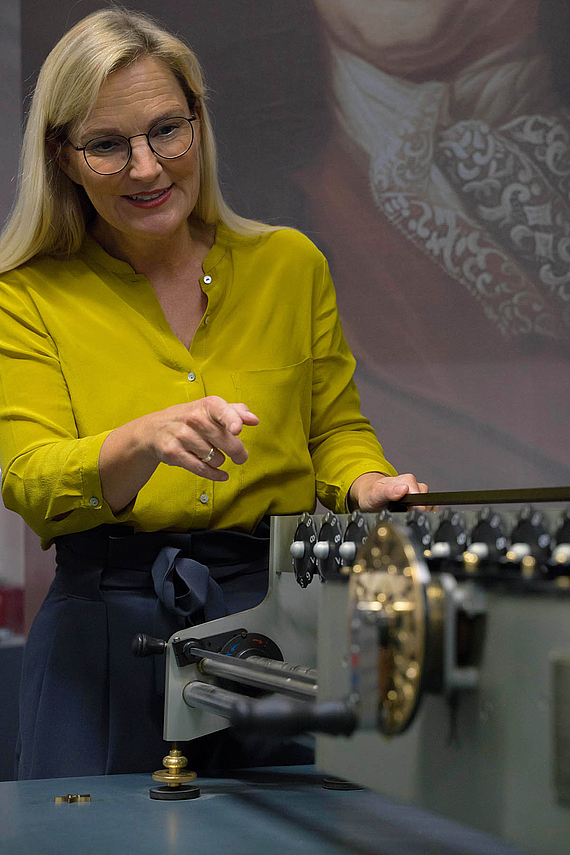 Ariane Wahlsdorf demonstriert die Funktionsweise der Vier-Spezies-Rechenmaschine