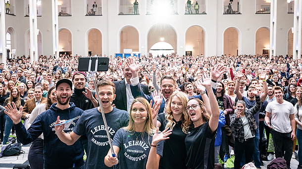 Hunderte Studierende und Präsident im Lichthof posieren gemeinsam für ein Selfie