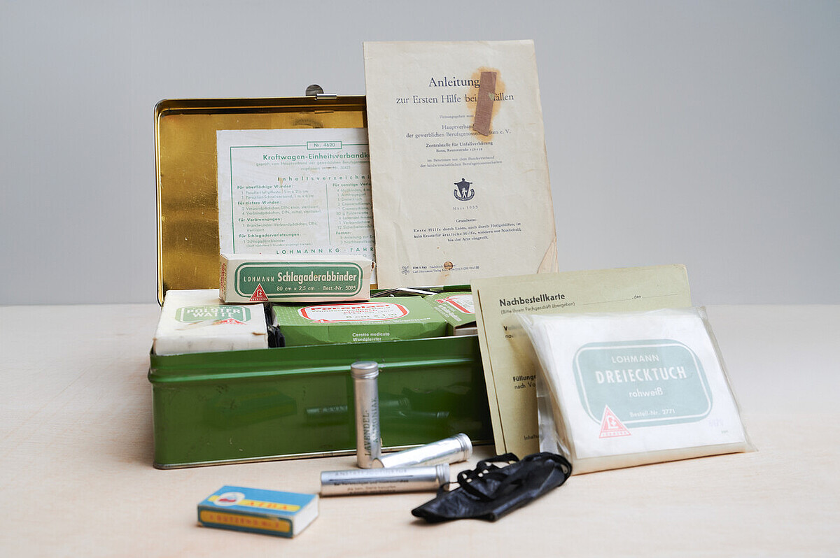 Aufgeklappter Verbandkasten mit erhaltenen Medizinprodukten aus den 1950ern