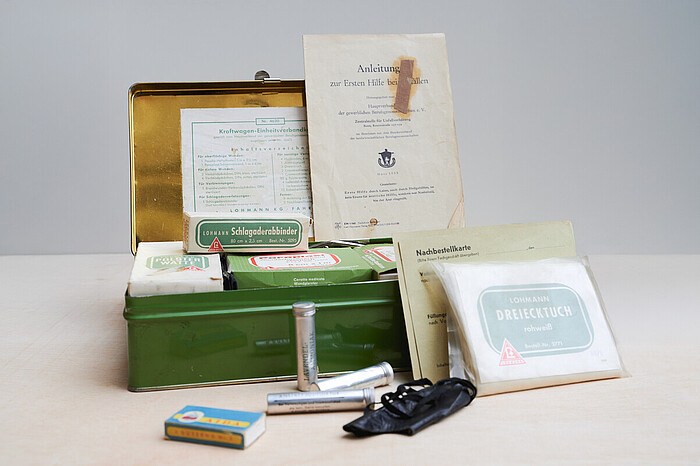 Aufgeklappter Verbandkasten mit erhaltenen Medizinprodukten aus den 1950ern