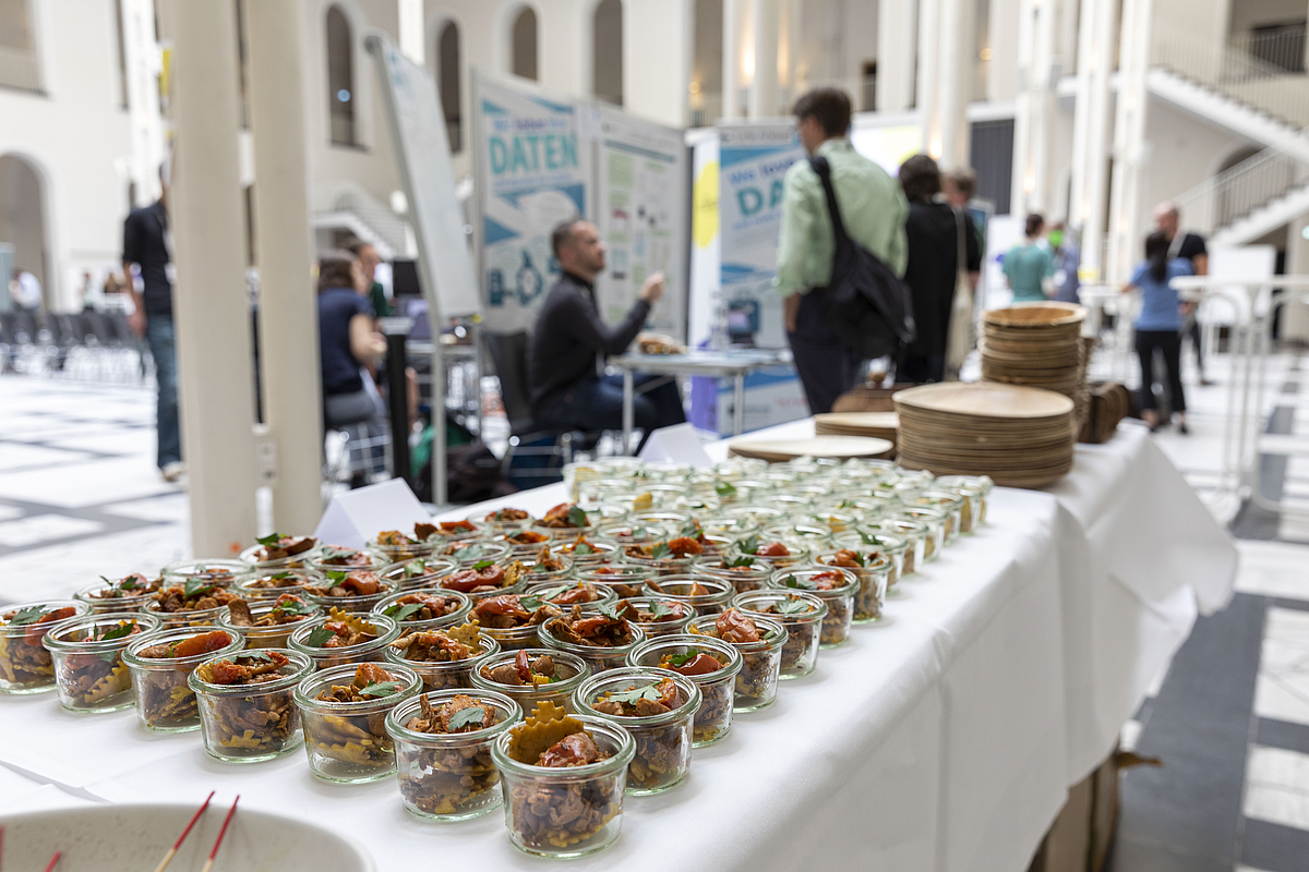 Detailansicht des Caterings und der Open Science Marktplatz im Hintergrund