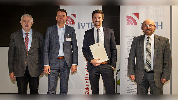 Foto: Prof. Dr. Rainer Marutzky. Dipl.-Ing. Kai Greten, Dr.-Ing. Torben Marhenke und Prof. Dr.-Ing. Bohumil Kasal stehen bei der Preisverleihung nebeneinander