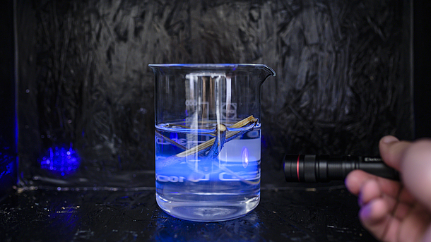 Foto: beleuchtetes Reagenzglas auf der Veranstaltung Jugend forscht 2019