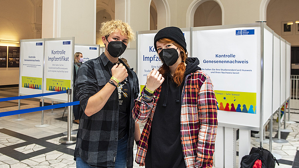 Zwei Studierende im Lichthof des Welfenschlosses