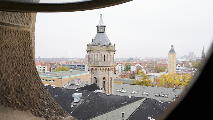 Ausblick durch das Turmzimmer auf einen niedrigeren Turm des Welfenschlosses und umliegende Gebäude