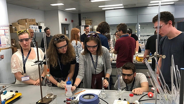 Schülerinnen und Schüler experimentieren im Labor
