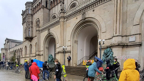 LUH-Präsident Prof. Dr. Volker Epping auf der Treppe zum Haupteingang des Welfenschlosses