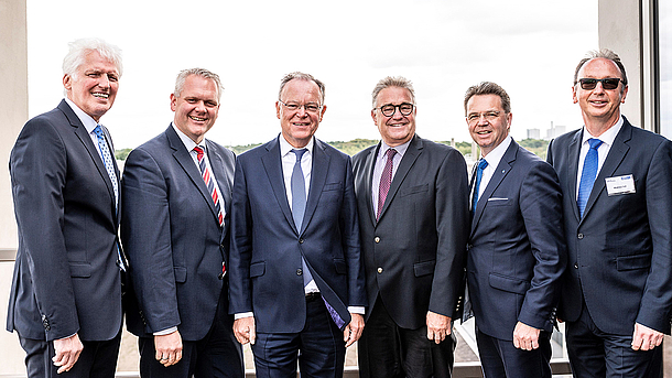 Gruppenfoto bei der Eröffnung des Campus Maschinenbau