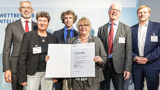 Vertreterinnen und Vertreter des Konsortiums nach der feierlichen Überreichung der Urkunde.