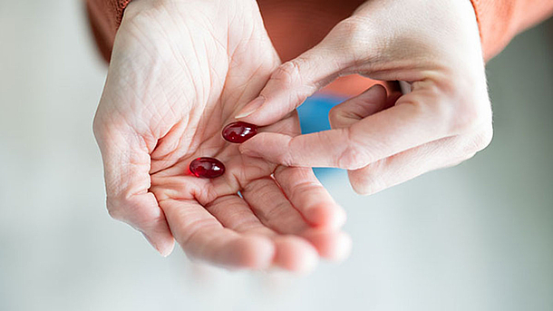 Eine person hält Omega-3-Kapseln in den Händen