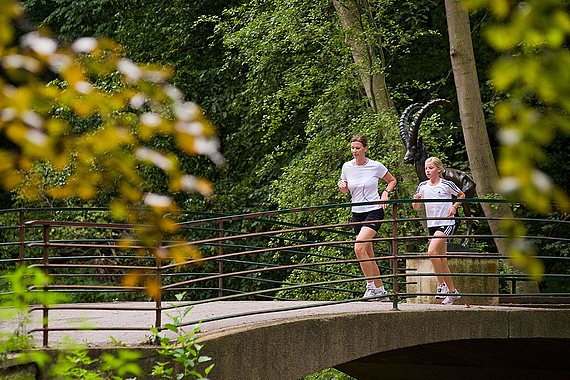 Foto: Zwei Frauen joggen durch die Eilenriede