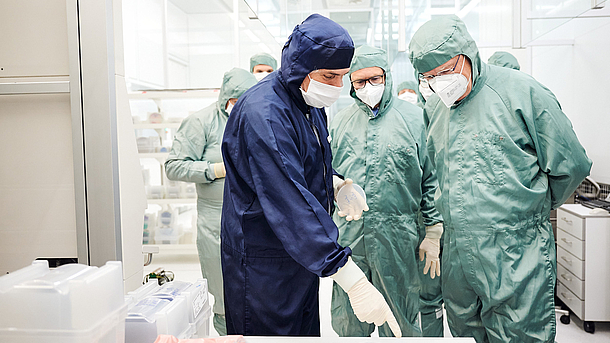 Rundgang mit Ministerpräsident Stephan Weil im Reinraum des Laboratoriums für Nano- und Quantenengineering