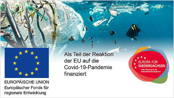 Fische schwimmen zwischen Plastikabfall; als Überlagerung über dem Foto sind die Logos des Europäischen Fonds für regionale Entwicklung und des Projekts "Europa für Niedersachsen" abgebildet