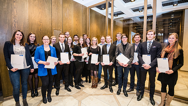 Gruppenfoto der ausgezeichneten Studierenden im Leibnizhaus