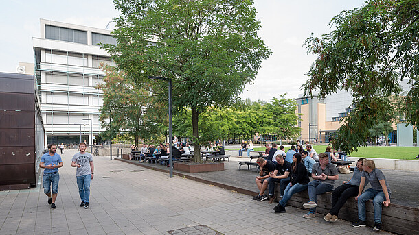 Studierende am Conti-Campus der Leibniz Universität Hannover