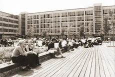 Bild: Studierende im Innenhof des Conti-Campus | 1998