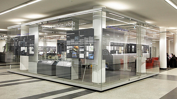 Glaskubus der Leibniz-Ausstellung im Sockelgeschoss des Welfenschlosses
