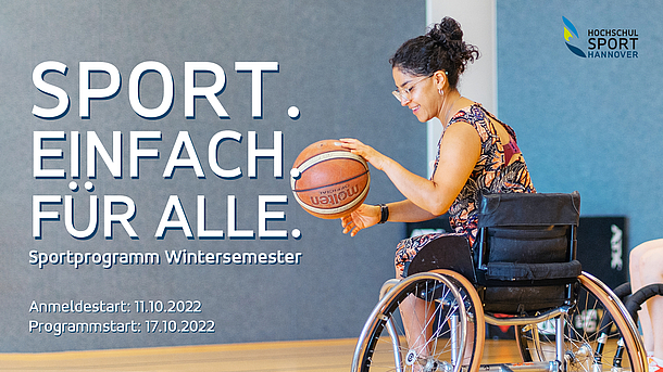 Eine Frau im Rollstuhl spielt Basketball