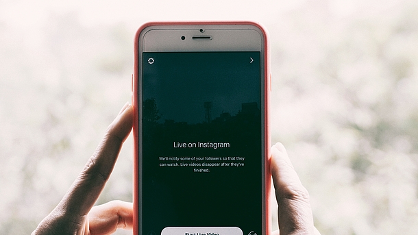 Smartphone mit der geöffneten Instagram-App kurz vor dem Start eines Livestreams