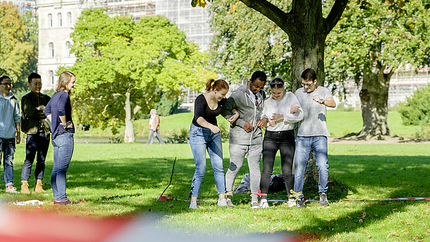 Eine Gruppe Erstsemesterstudierende beim Dreibeinlauf