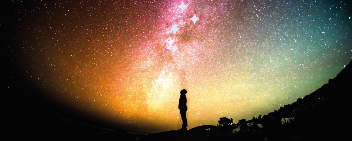 Eine Person schaut nachts in den Sternenhimmel