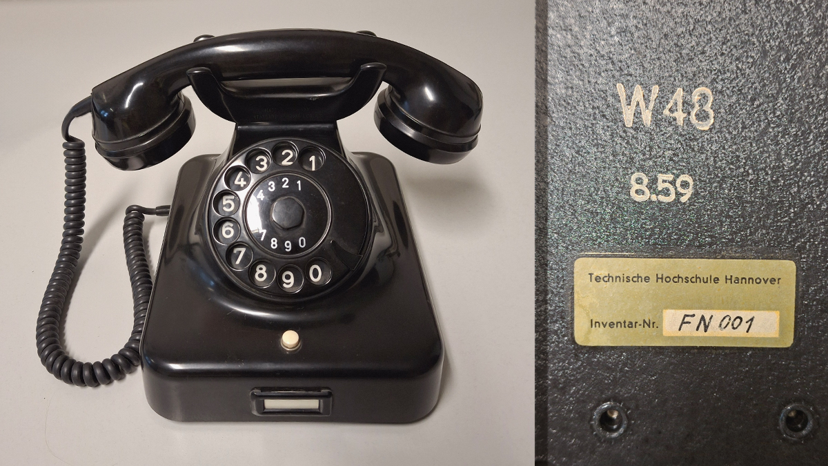Schwarzes Wählscheibentelefon der 50er Jahre, daneben Detailaufnahme der Unterseite mit Modell- und Inventarnummer