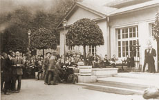Picture: Fraternity students chase Theodor Lessing in the Georgengarten, 1926