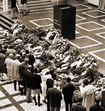 Picture: Laying a wreath for Benno Ohnesorg