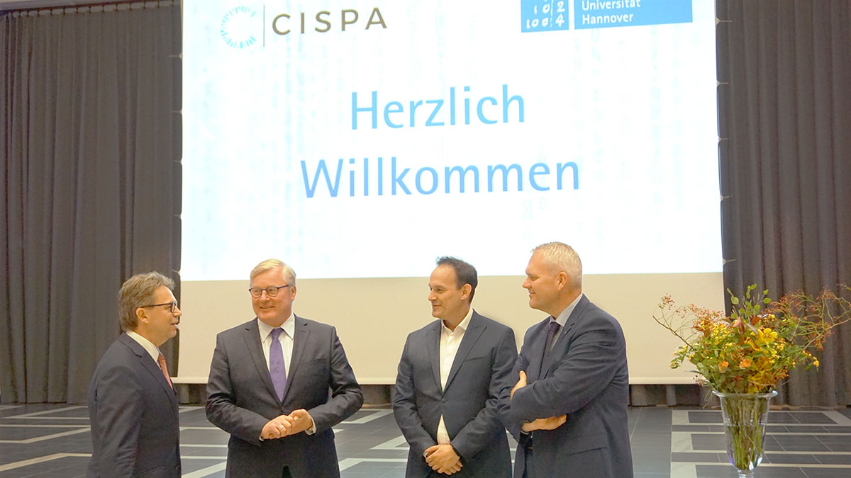 LUH-Präsident V. Epping, Wirtschaftsminister B. Althusmann, CISPA-Direktor M. Backes und Wissenschaftsminister B. Thümler während der Eröffnungsveranstaltung