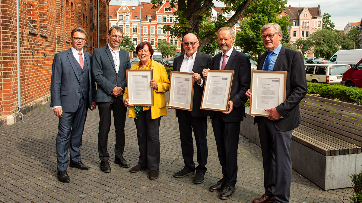 Prof. Volker Epping mit fünf der sieben Leibniz Emeriti