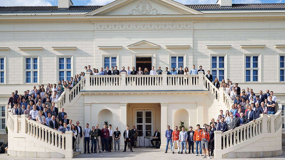 Gruppenfoto der Humboldt-Meets-Leibniz-Teilnehmenden vor dem Schloss Herrenhausen