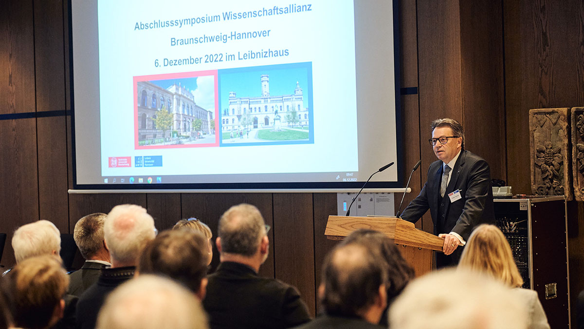 Prof. Volker Epping begrüßt Teilnehmerinnen und Teilnehmer am Abschlusssymposium der Wissenschaftsallianz Braunschweig-Hannover