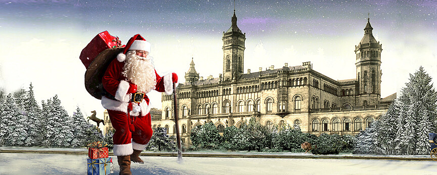 Alte Ansicht des Welfenschlosses in einer Schneelandschaft, ein Weihnachstmann im Vordergrund